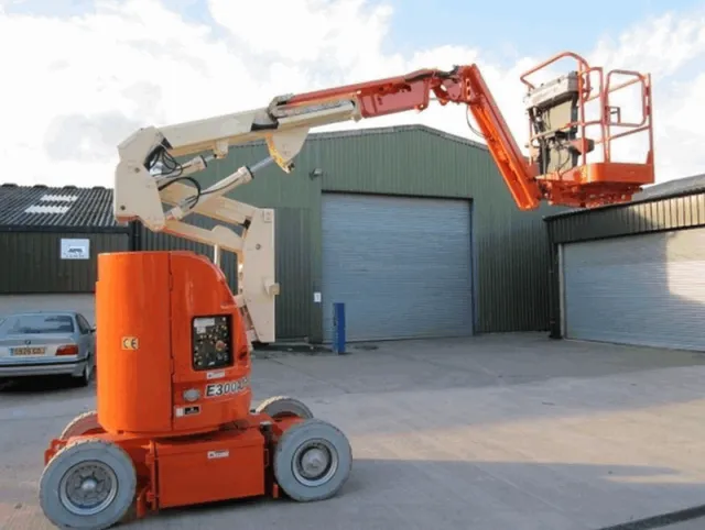 Самоходный коленчатый подъемник JLG E300AJ