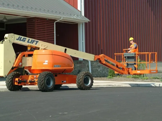 Самоходный коленчатый подъемник JLG 600AJ