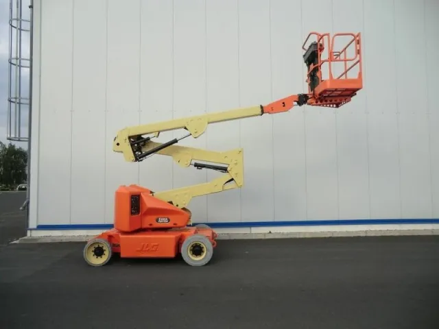 Самоходный коленчатый подъемник JLG E400AN