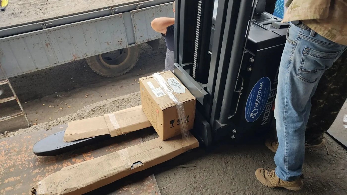 Самоходный штабелёр Noblelift PS16N при погрузке