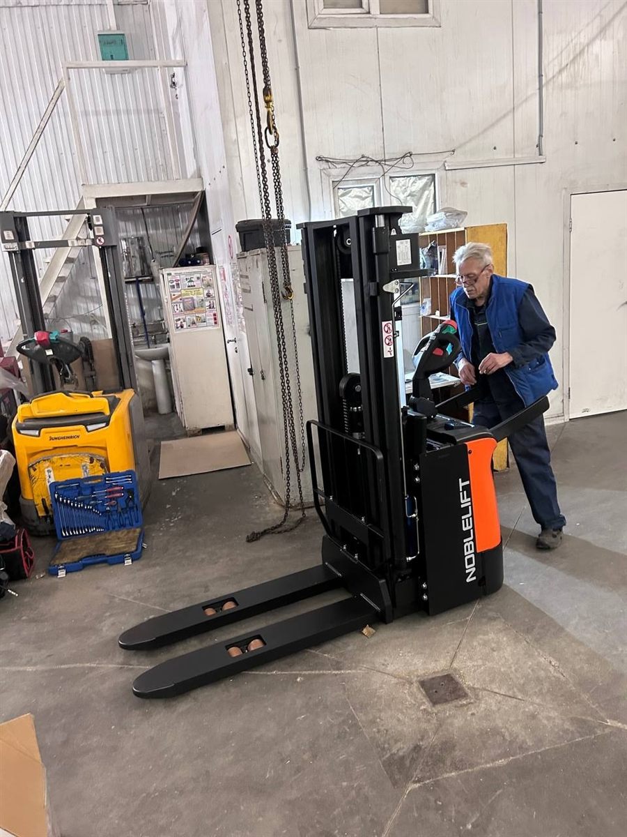 Проверка самоходного штабелера Noblelift PS16N перед передачей клиенту в каталоге Неоплан Проверка самоходного штабелера Noblelift PS16N перед передачей клиенту