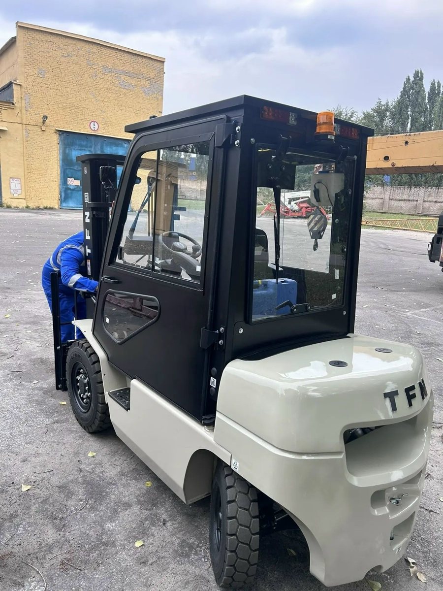 Погрузчик TFN CPCD25 LFL3000, вид сзади